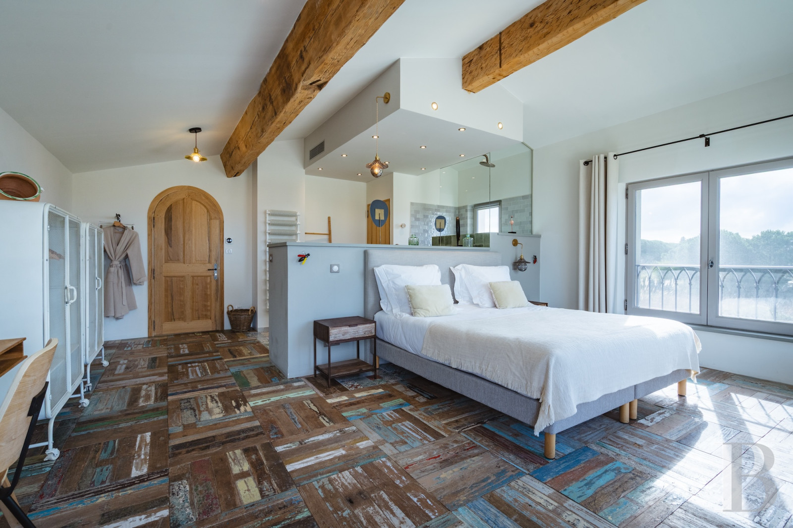 A farmhouse set amidst the marshes north of Saintes-Maries-de-la-Mer, in the Camargue - photo  n°12